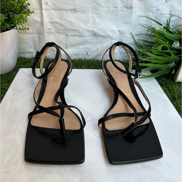 BOTTEGA VENETA
Stretch strap sandals Mid Heel 1.8”
$990 size 37  with dust bag - Picture 13 of 17